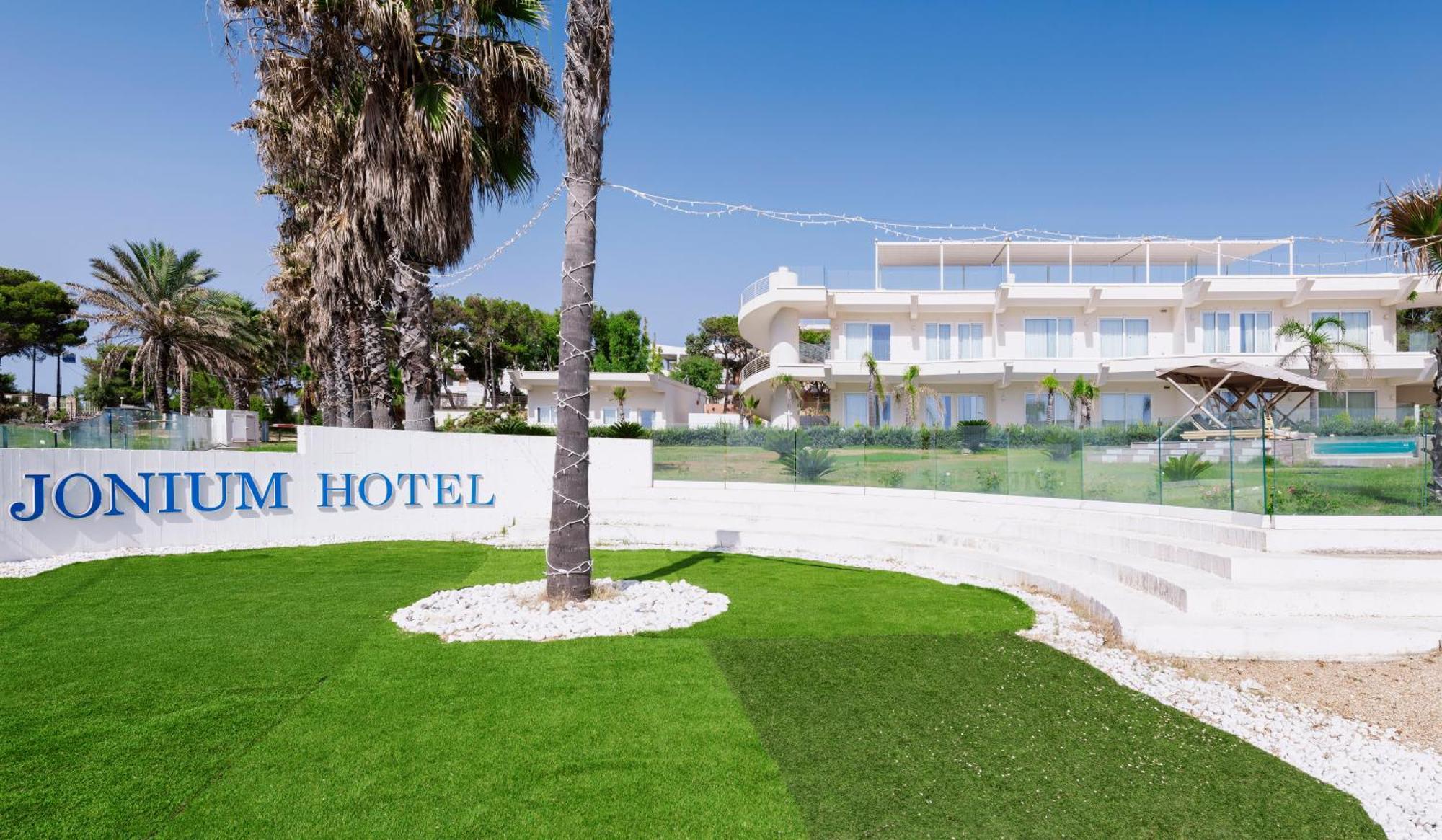 Jonium Hotel - Amazing Sea View And Swimming Pool Pulsano Exterior photo